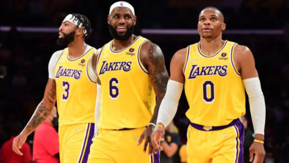  阿德巴约25+20热火终结湖人三连胜  