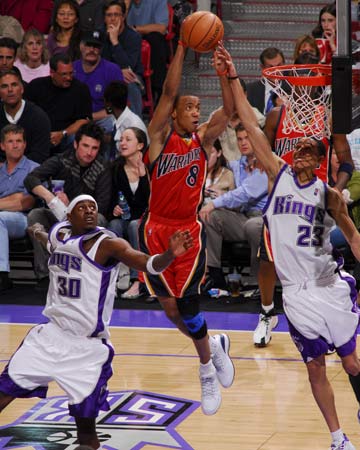  萨博尼斯篮板制胜，国王主场力克勇士  